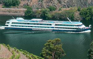Ship - Douro Queen exterior, river